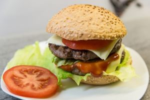 A marhahúspogácsa növényi alternatíváját készítik ausztrál tudósok egy hamburgercéggel