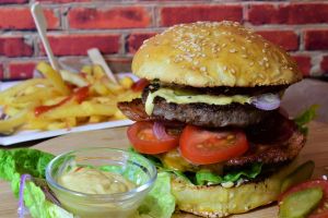 Gigantikus, tizenkétezer kalóriás hamburgert kínál egy brit kocsma